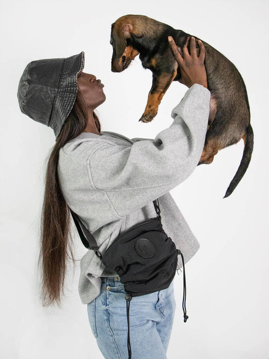 Frau mit Dackel und camping gassitasche