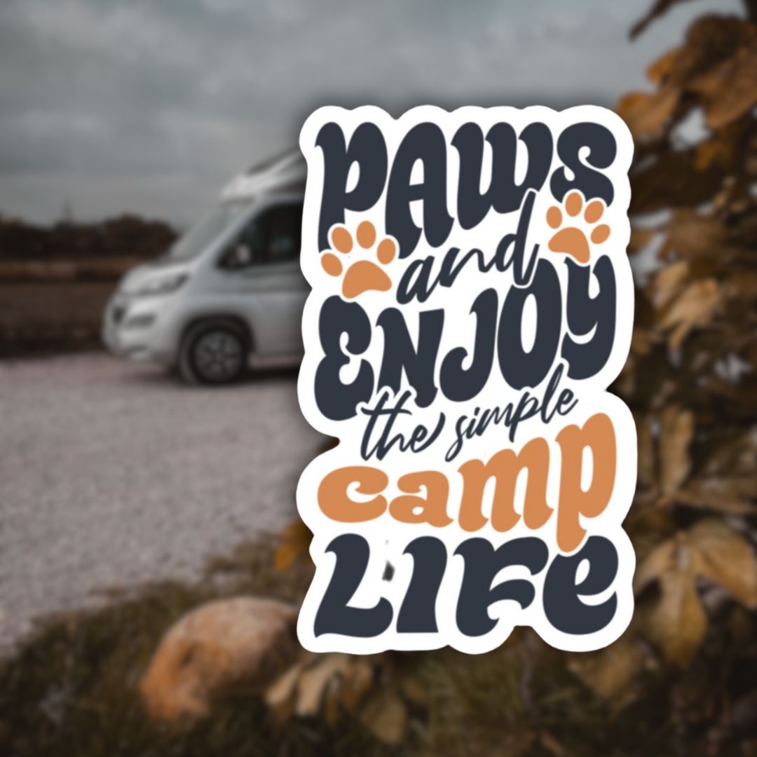 Sticker „paws and enjoy the simple camp life“ – Campvibes für unterwegs