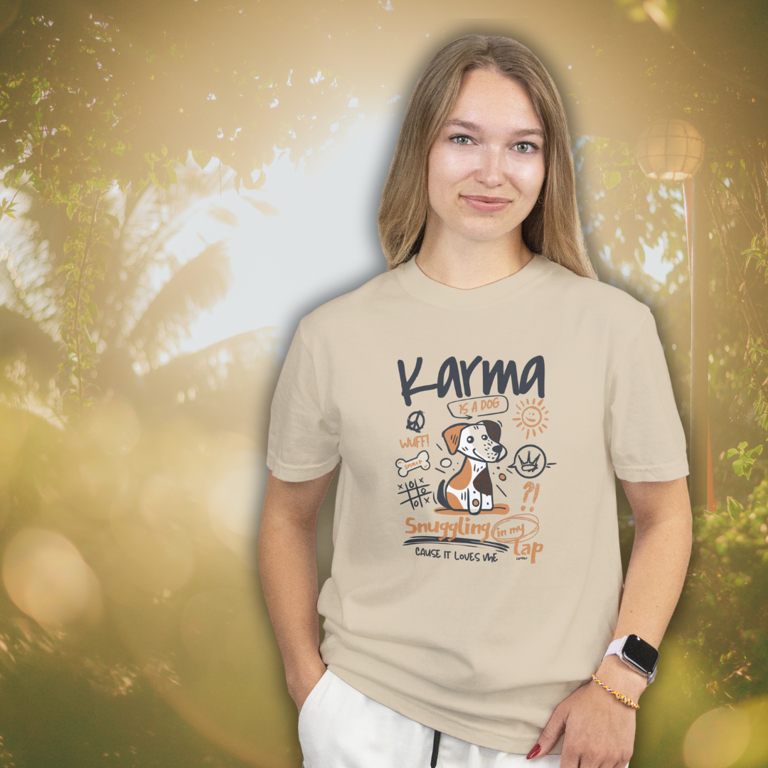 Frau mit campaw shirt Karma is a dog