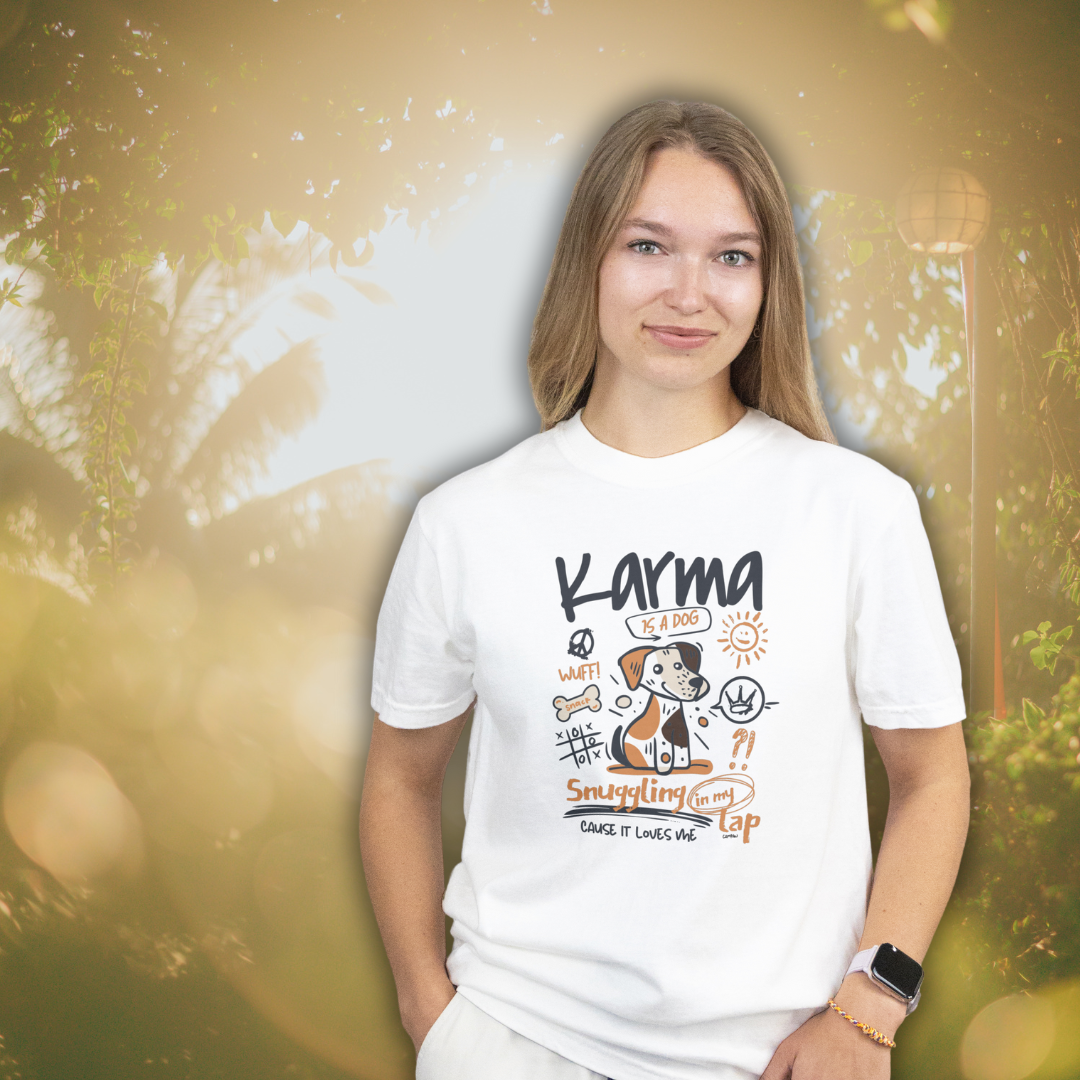 Frau mit campaw shirt Karma is a dog