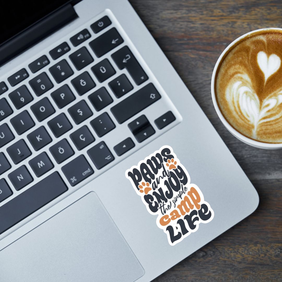 Sticker „paws and enjoy the simple camp life“ – Campvibes für unterwegs