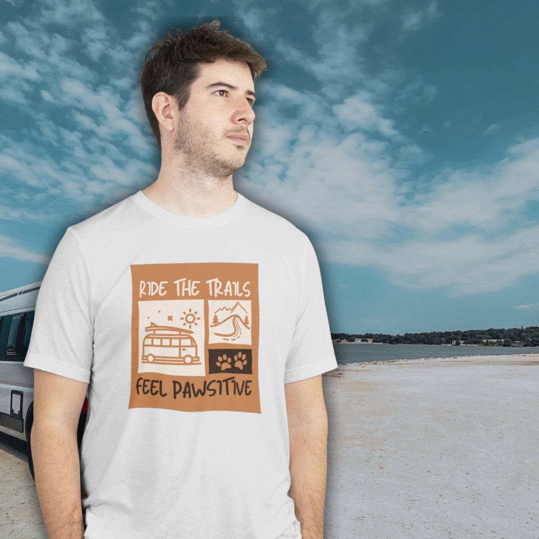 Mann beim Camping mit Campaw-Shirt ride the trails - feel pawsitiv