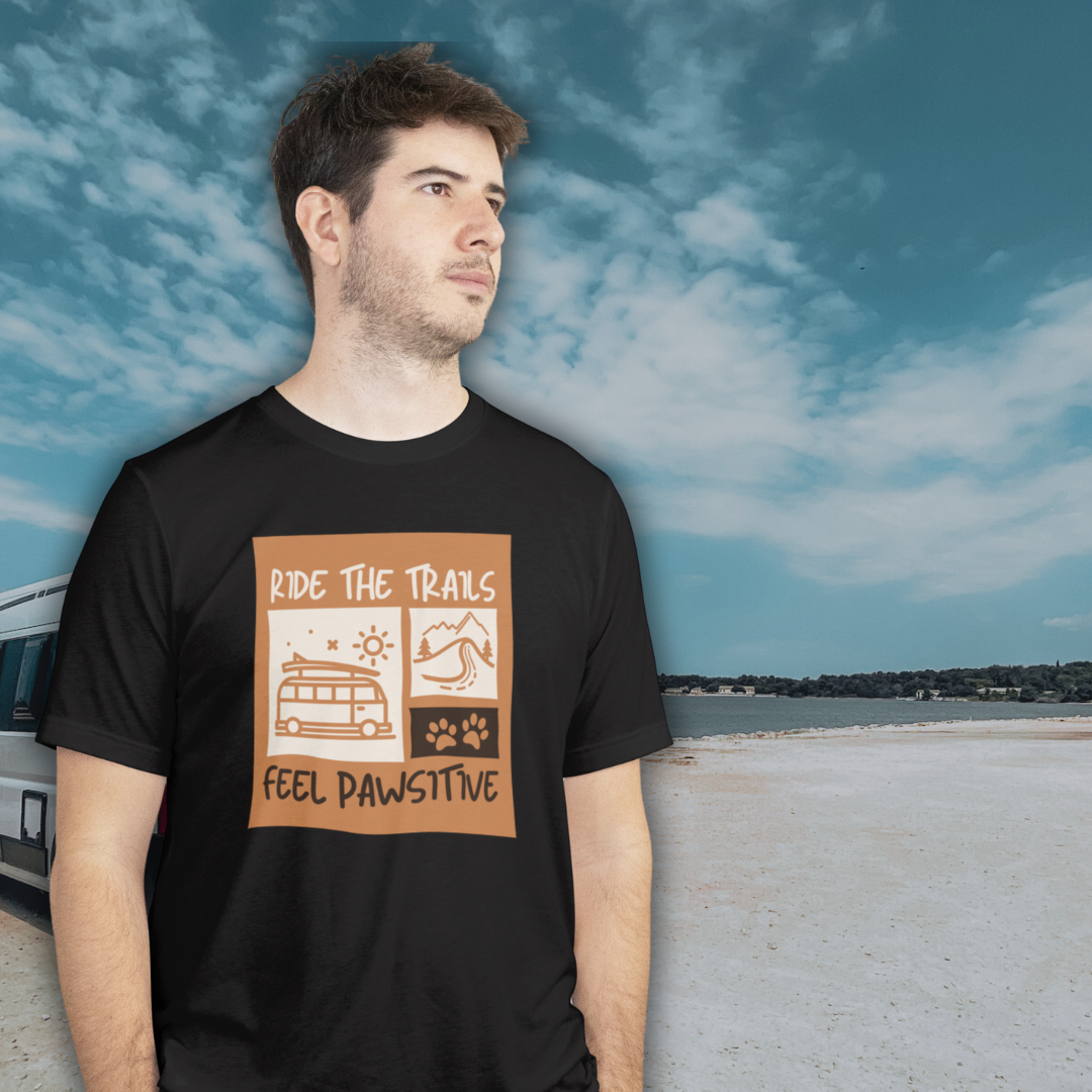 Mann beim Camping mit Campaw-Shirt ride the trails - feel pawsitiv