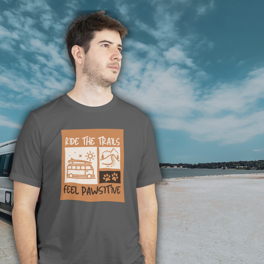 Mann beim Camping mit Campaw-Shirt ride the trails - feel pawsitiv