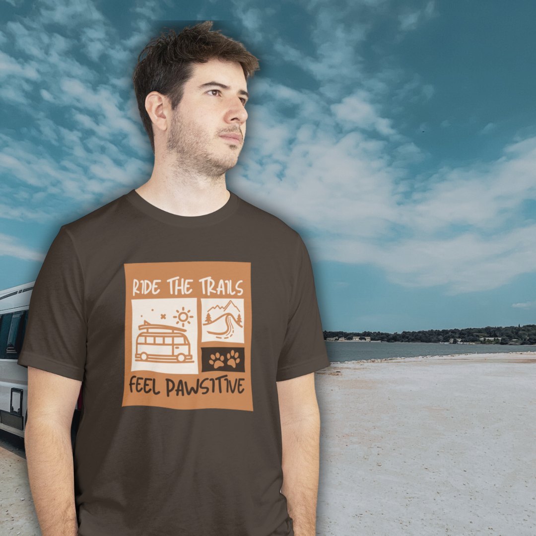 Mann beim Camping mit Campaw-Shirt ride the trails - feel pawsitiv