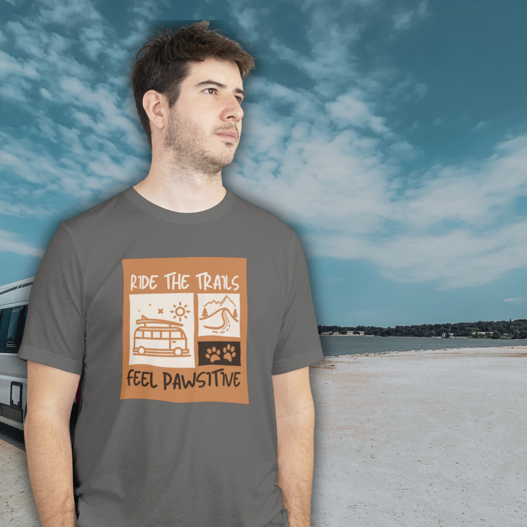 Mann beim Camping mit Campaw-Shirt ride the trails - feel pawsitiv