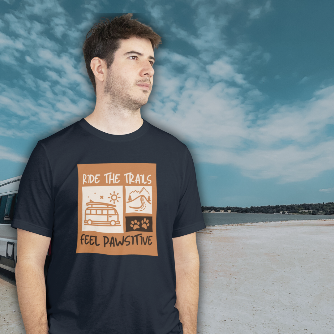 Mann beim Camping mit Campaw-Shirt ride the trails - feel pawsitiv