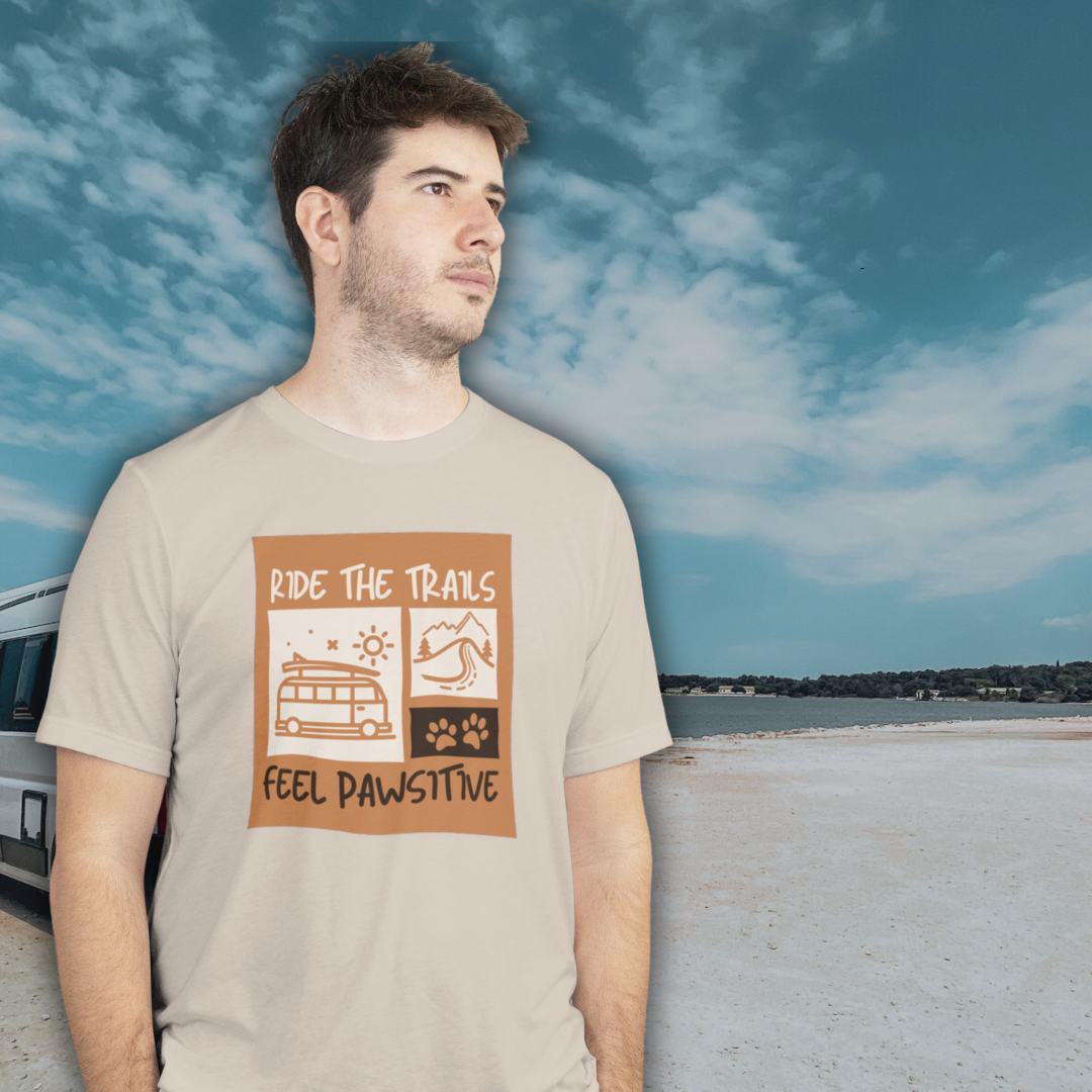 Mann beim Camping mit Campaw-Shirt ride the trails - feel pawsitiv