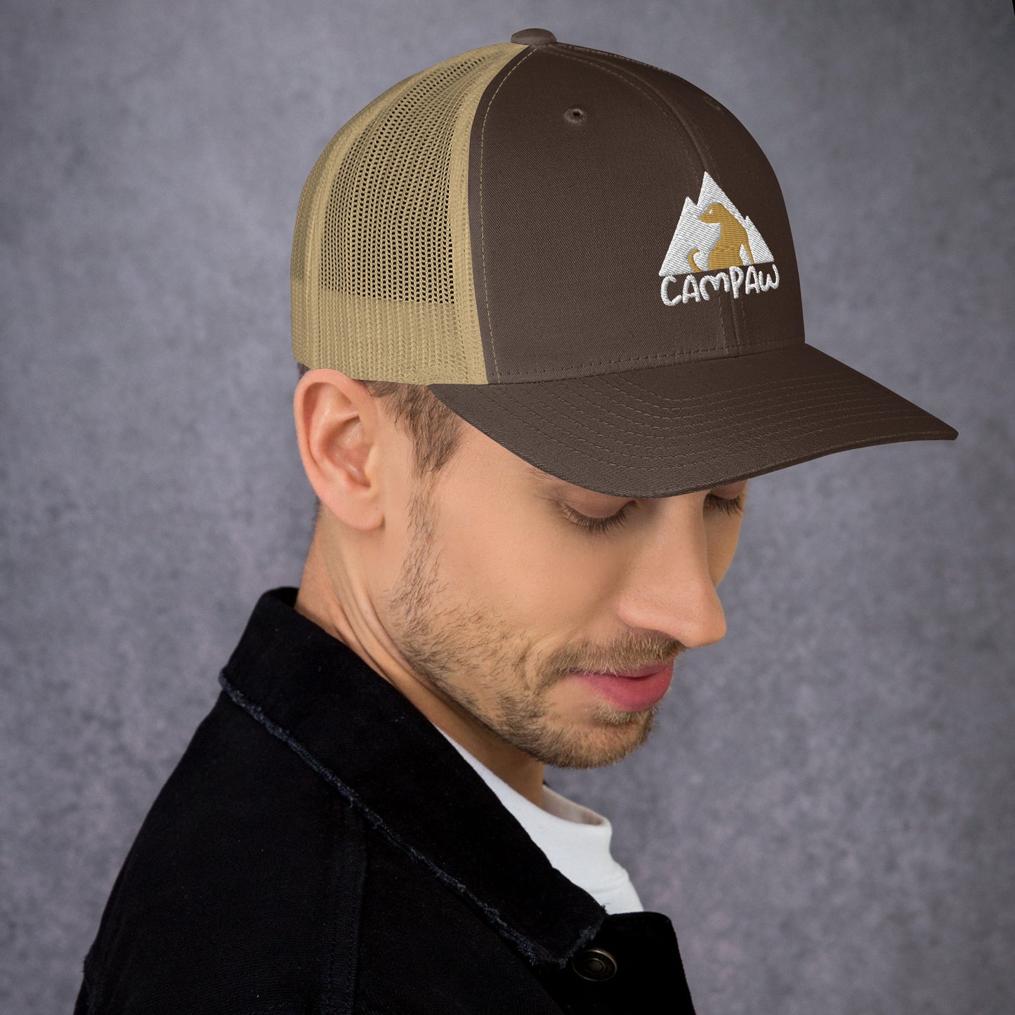 mann mit cap brown logo