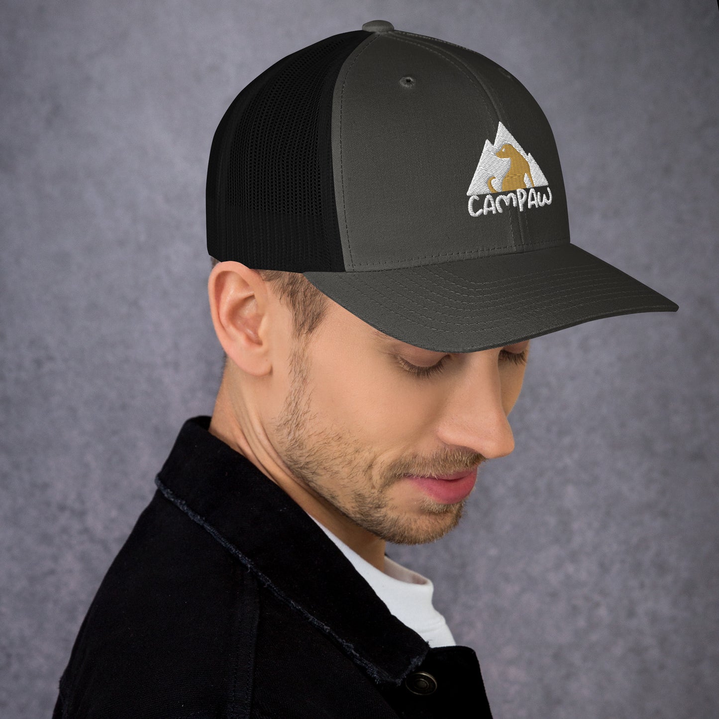mann mit cap dunkelgrau