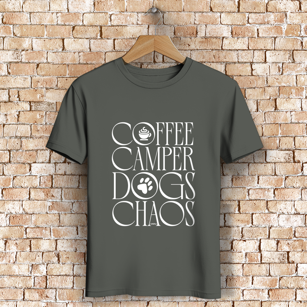 Unisex Bio-T-Shirt mit Frontprint "Coffee Camper Dogs & Chaos" – ideal für Camping mit Hund, nachhaltige Outdoor Mode von Campaw
