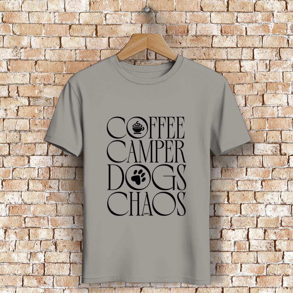Unisex Bio-T-Shirt mit Frontprint "Coffee Camper Dogs & Chaos" – ideal für Camping mit Hund, nachhaltige Outdoor Mode von Campaw