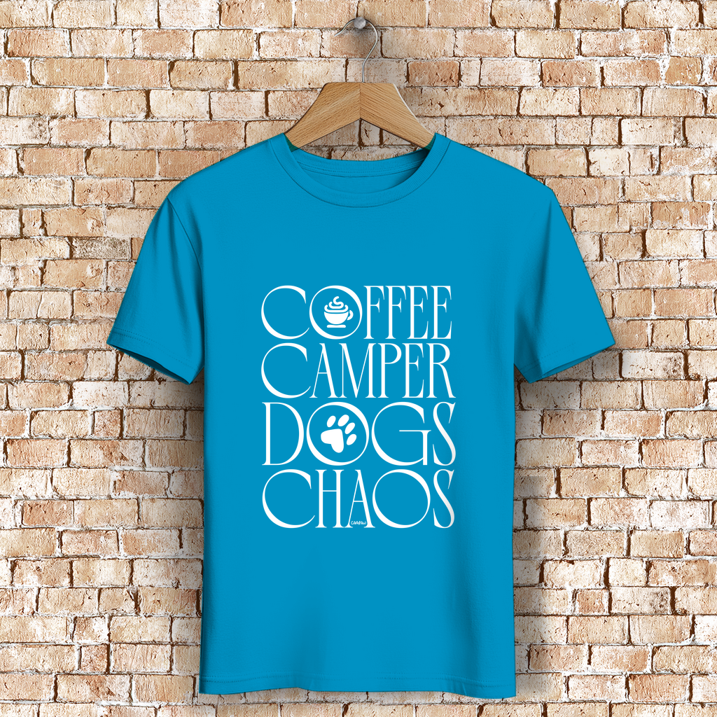 Unisex Bio-T-Shirt mit Frontprint "Coffee Camper Dogs & Chaos" – ideal für Camping mit Hund, nachhaltige Outdoor Mode von Campaw