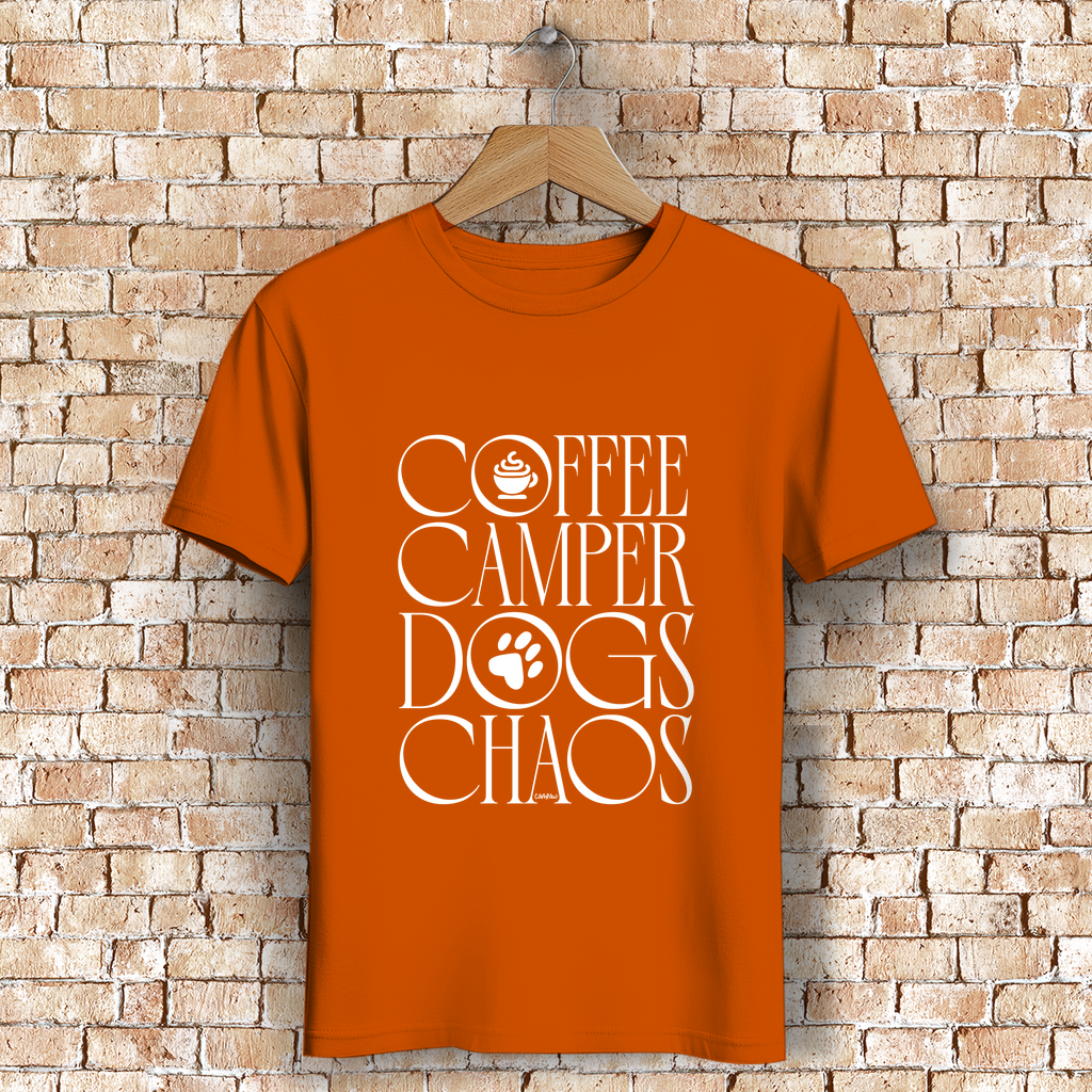 Unisex Bio-T-Shirt mit Frontprint "Coffee Camper Dogs & Chaos" – ideal für Camping mit Hund, nachhaltige Outdoor Mode von Campaw