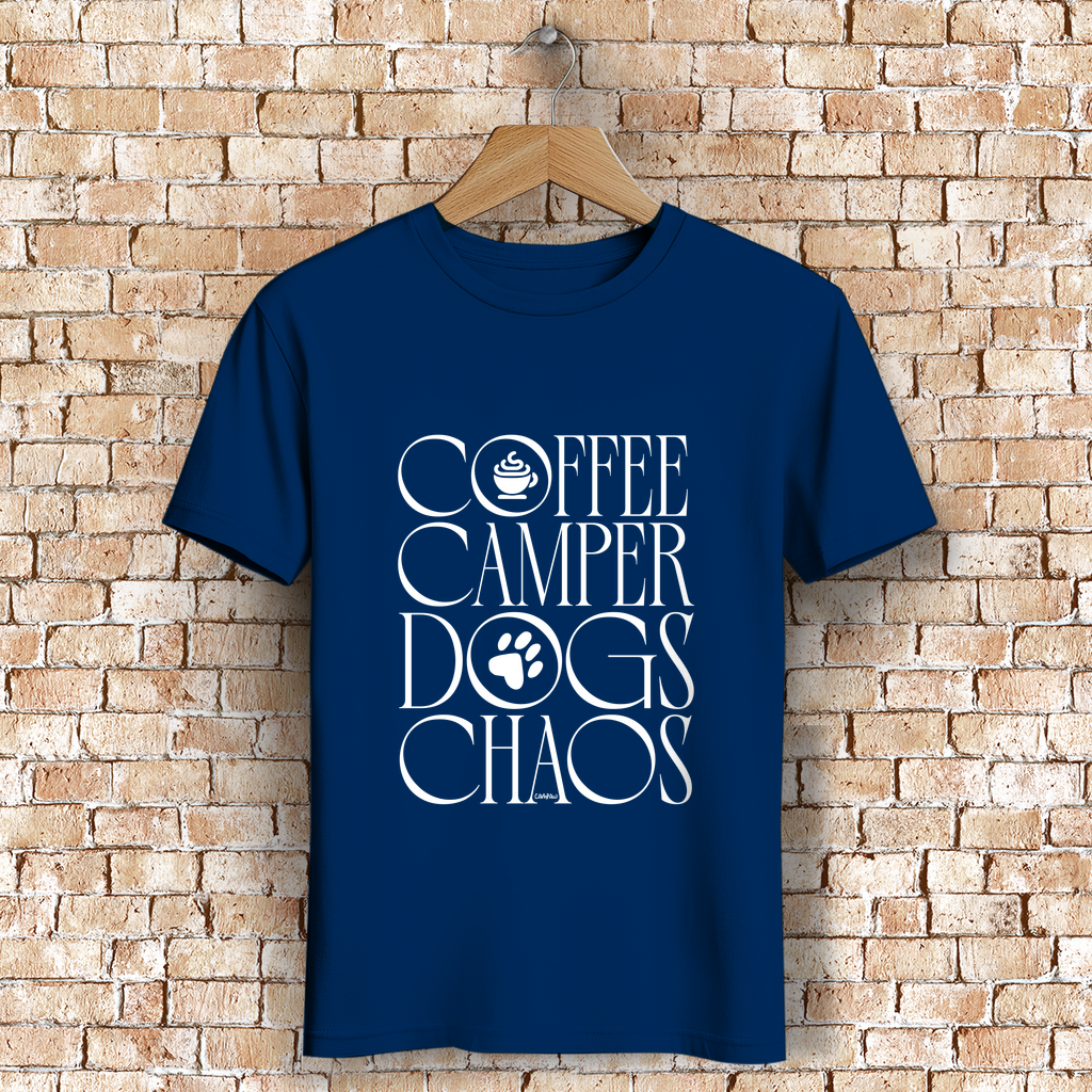 Unisex Bio-T-Shirt mit Frontprint "Coffee Camper Dogs & Chaos" – ideal für Camping mit Hund, nachhaltige Outdoor Mode von Campaw
