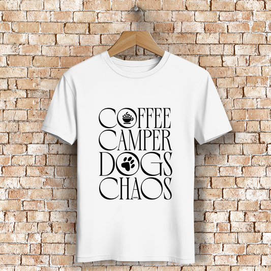 Unisex Bio-T-Shirt mit Frontprint "Coffee Camper Dogs & Chaos" – ideal für Camping mit Hund, nachhaltige Outdoor Mode von Campaw