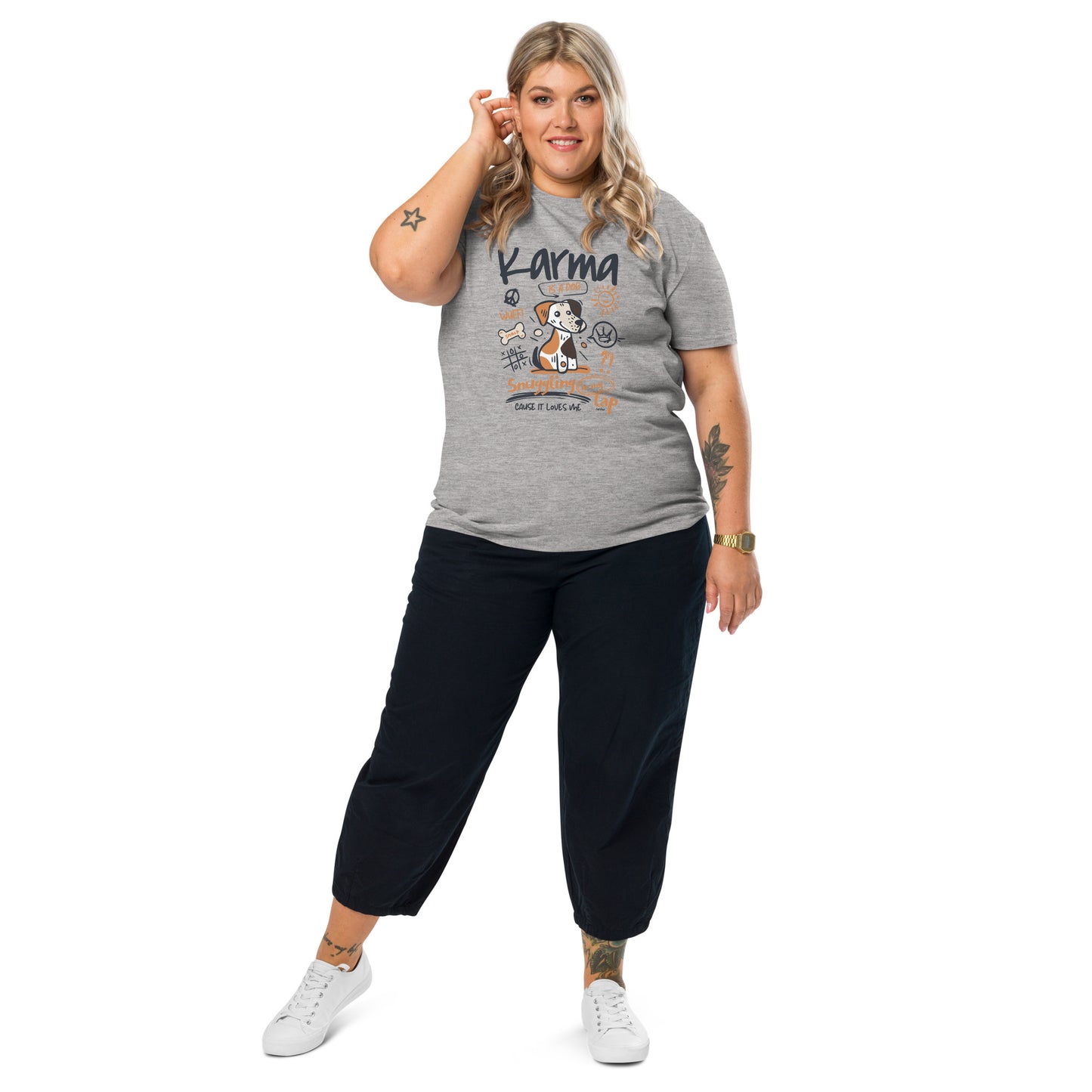 Frau mit campaw shirt Karma is a dog