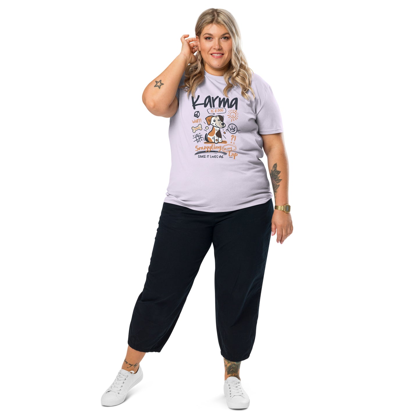 Frau mit campaw shirt Karma is a dog