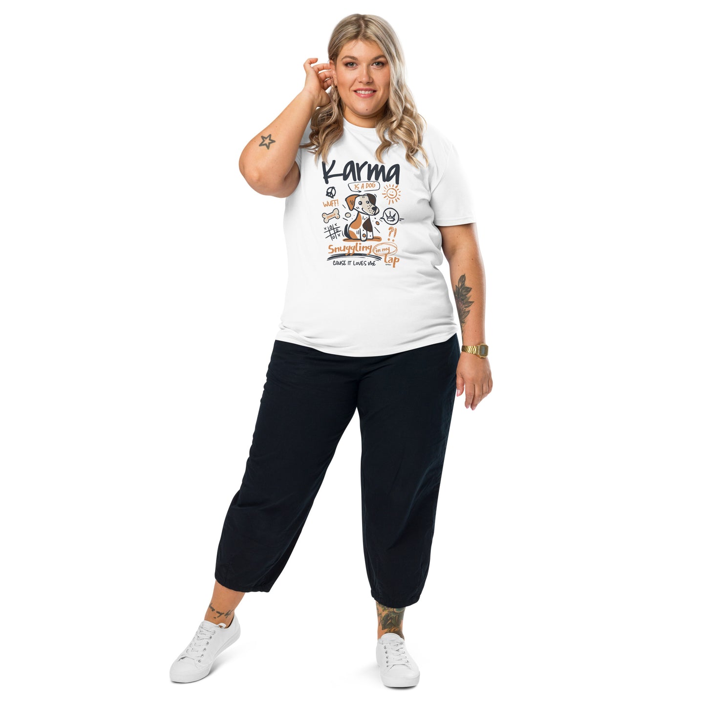 Frau mit campaw shirt Karma is a dog