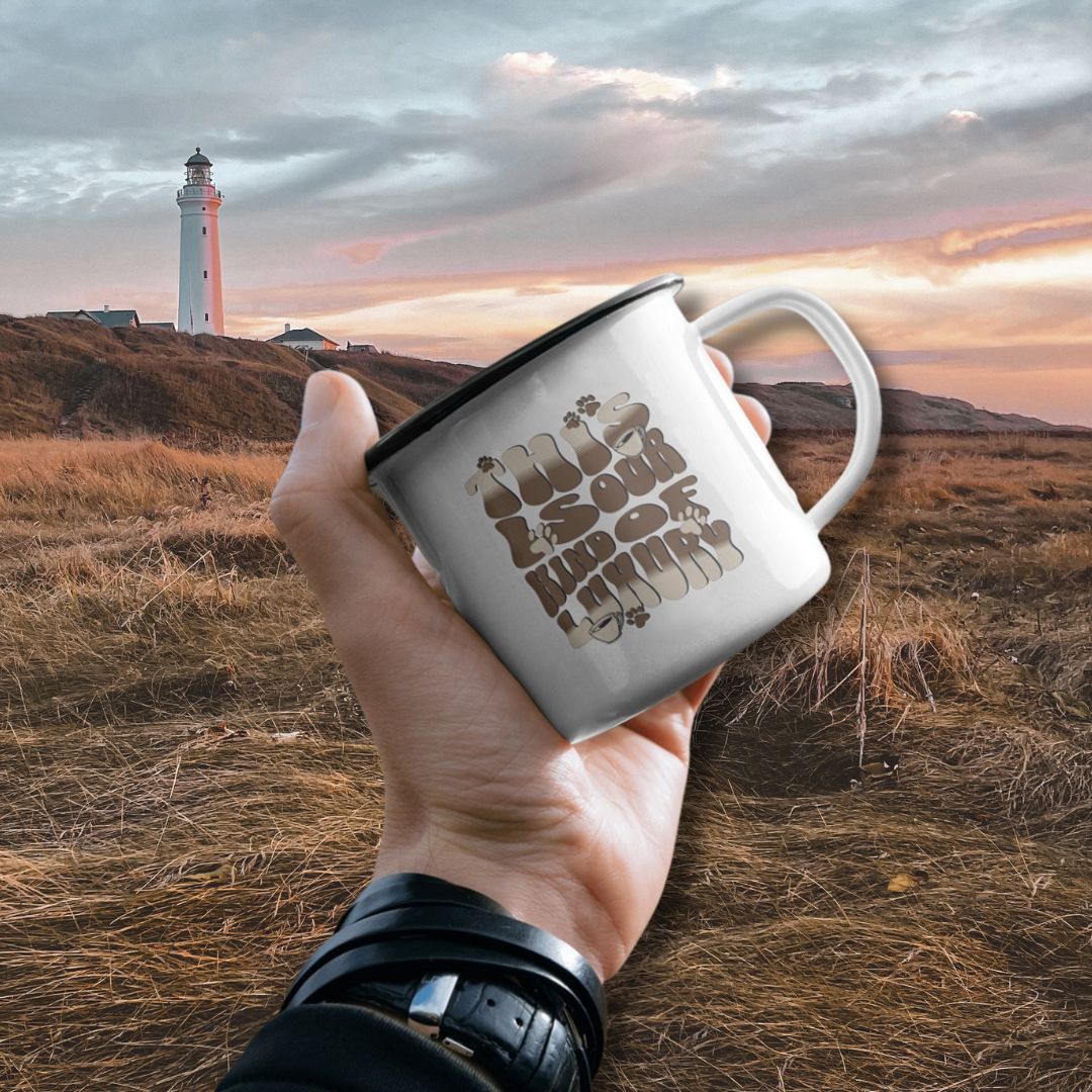 Emaille Tasse für Camping und Vanlife in der Natur, gehalten vor Leuchtturm an der Küste – Outdoor, Wohnmobil Reisen und Camping Lifestyle