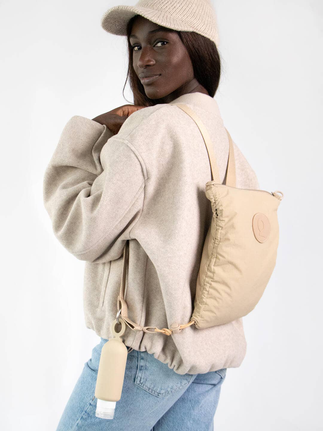 Frau mit Gassitasche als Rucksack