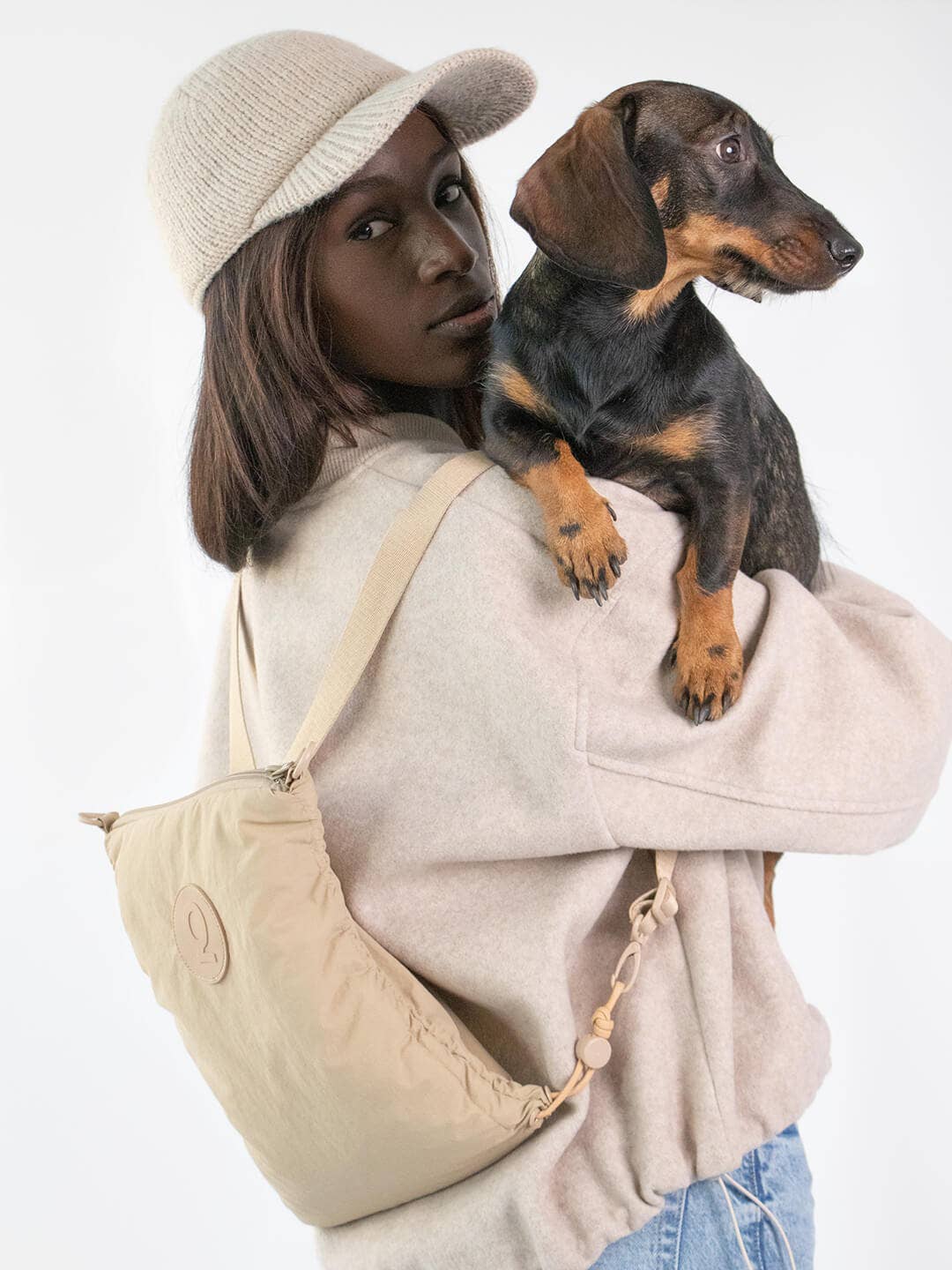 Frau mit Dackel und Rucksack