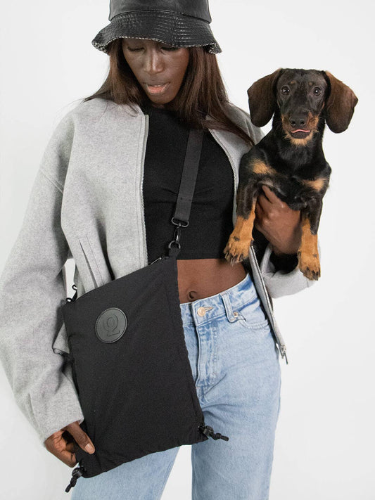 Frau mit Hund und Gassitasche
