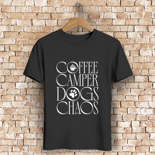 Unisex Bio-T-Shirt mit Frontprint "Coffee Camper Dogs & Chaos" – ideal für Camping mit Hund, nachhaltige Outdoor Mode von Campaw