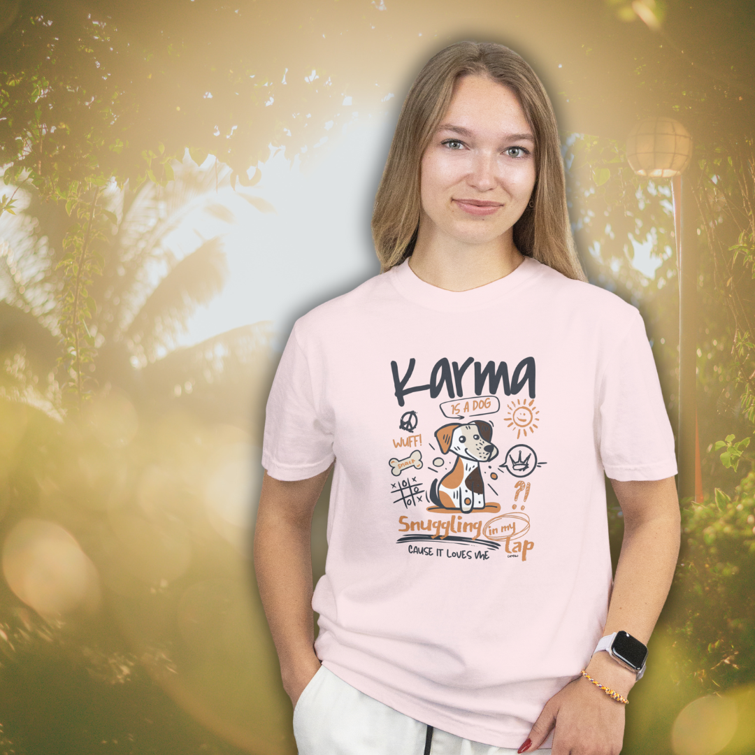 Frau mit campaw shirt Karma is a dog