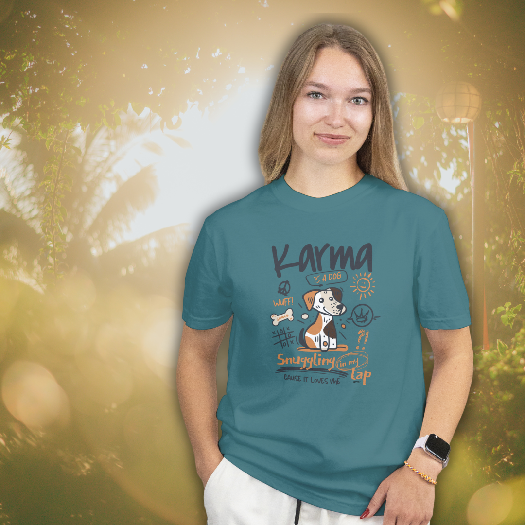 Frau mit campaw shirt Karma is a dog