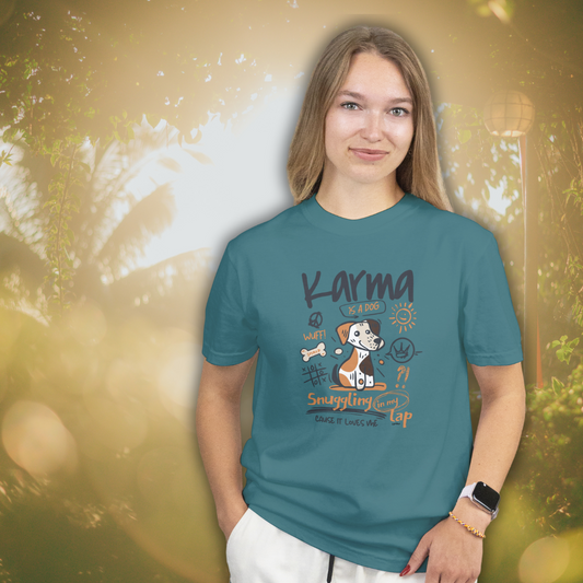 Frau mit campaw shirt Karma is a dog