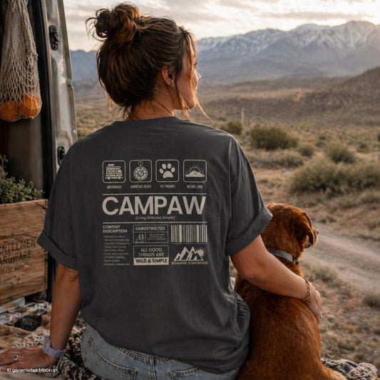 Vanlife Camping mit Hund Frau vor Camper trägt graues Campaw T Shirt Rückenprint Outdoor Abenteuer Natur Freiheit mit Hund