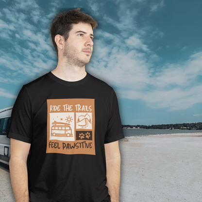 Mann beim Camping mit Campaw-Shirt ride the trails - feel pawsitiv