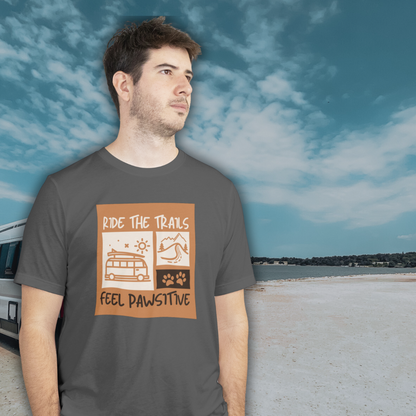Mann beim Camping mit Campaw-Shirt ride the trails - feel pawsitiv