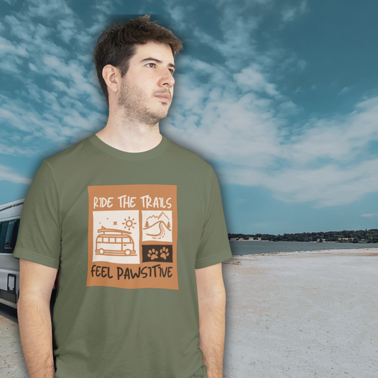 Mann beim Camping mit Campaw-Shirt ride the trails - feel pawsitiv