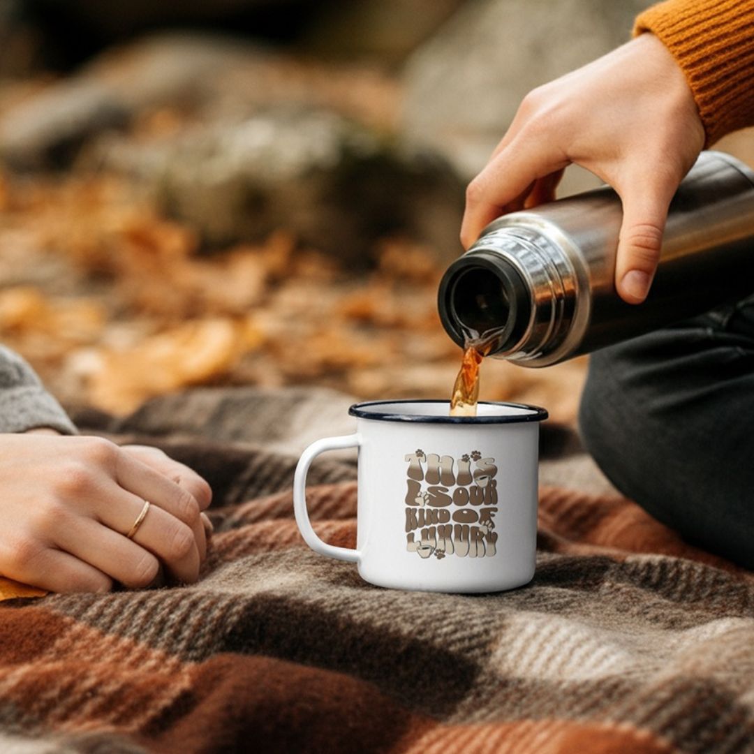Camping Emaille Tasse im Einsatz beim Outdoor Picknick, Kaffee wird eingeschenkt – Vanlife, Camping Zubehör und Wohnmobil Reisen