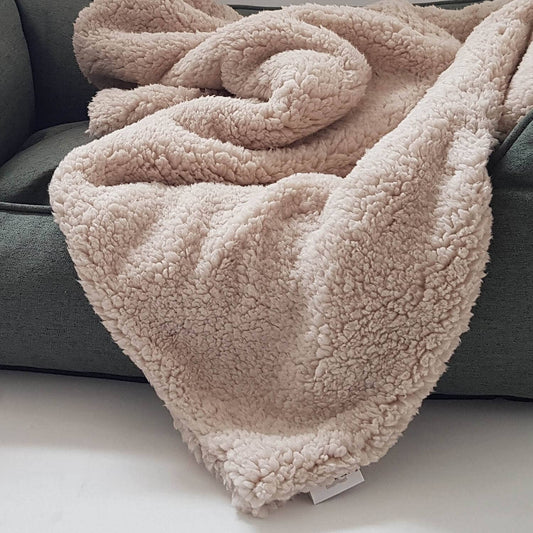 Kuschelige Hundedecke in weicher Teddy Optik auf Sofa, ideal für Camping, Vanlife und entspannte Momente mit Hund unterwegs
