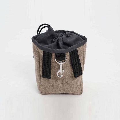 Leckerlibeutel für Hunde aus robustem Stoff mit Zugverschluss und Reißverschlusstasche, ideal für Training, Spaziergang und Camping mit Hund- Rückseite mit Karabiner