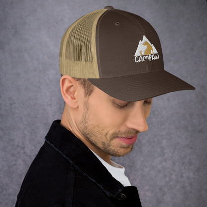 mann mit cap brown logo