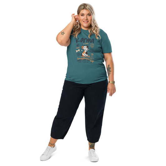 Frau mit campaw shirt Karma is a dog